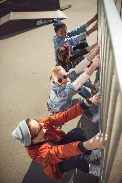 Teenagers group having fun — Free Stock Photo