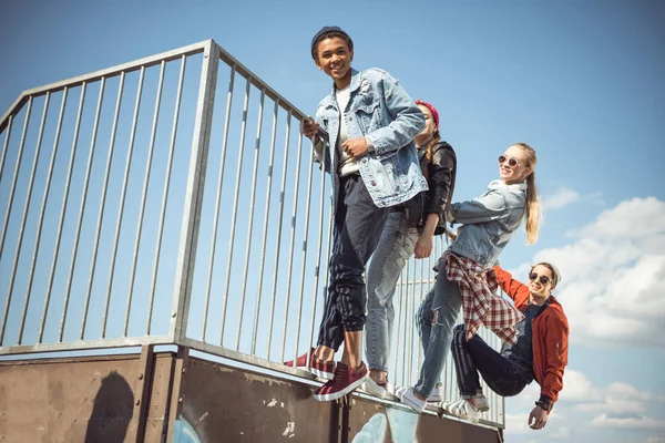 Tonåringar grupp ha kul — Stockfoto