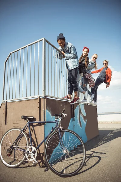 Подростки проводят время в скейтборд-парке — стоковое фото