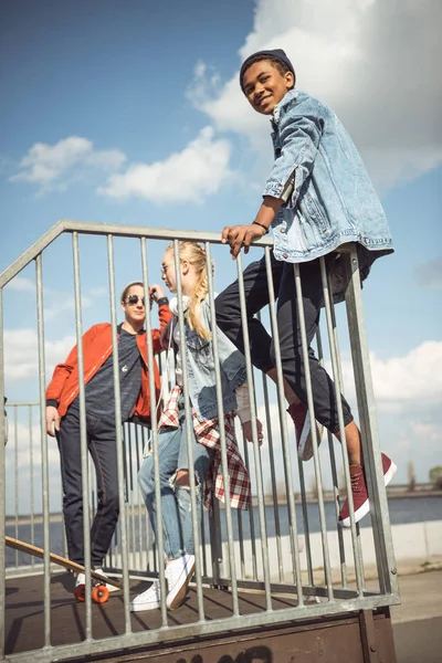 Підлітки проводять час у парку скейтбордів — стокове фото
