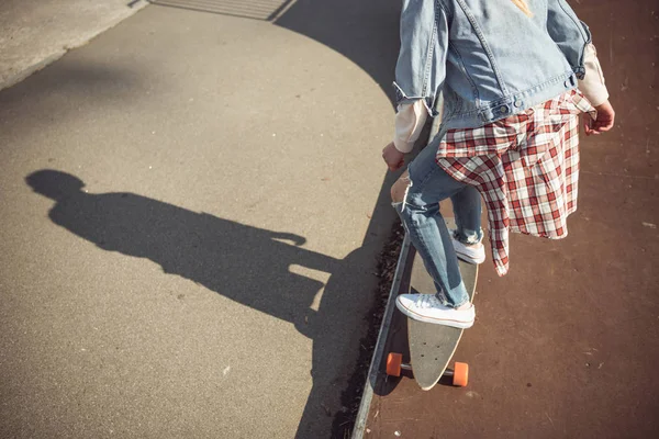 Hipster flicka rider skateboard — Stockfoto