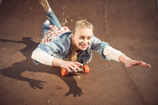 Bokovky dívka na koni skateboard — Stock fotografie