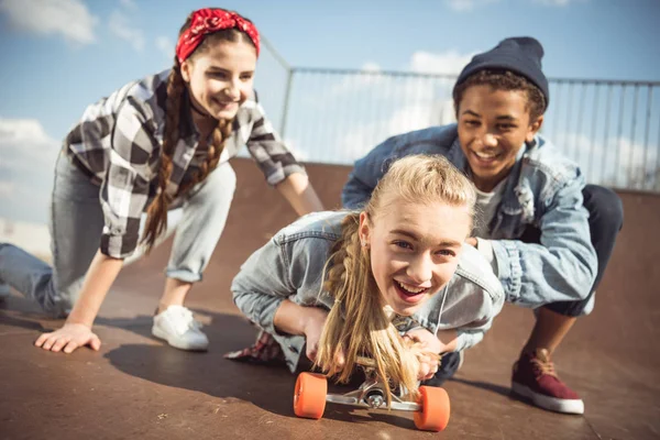 Bokovky dívka na koni skateboard — Stock fotografie