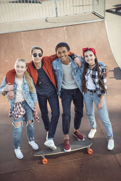 Remaja menghabiskan waktu di taman skateboard — Stok Foto