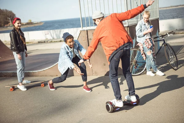 Hipster menino montando gyroboard — Fotografia de Stock