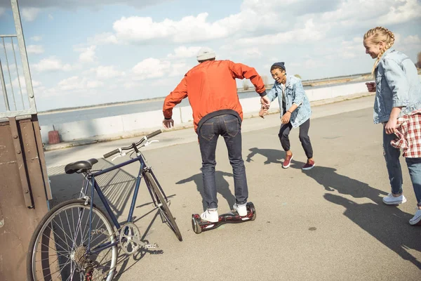 Hipster 소년 타고 gyroboard — 무료 스톡 포토