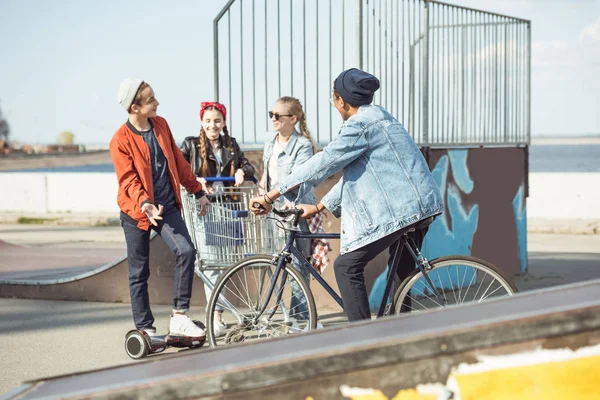 Teenagers spending time at skateboard park — Free Stock Photo