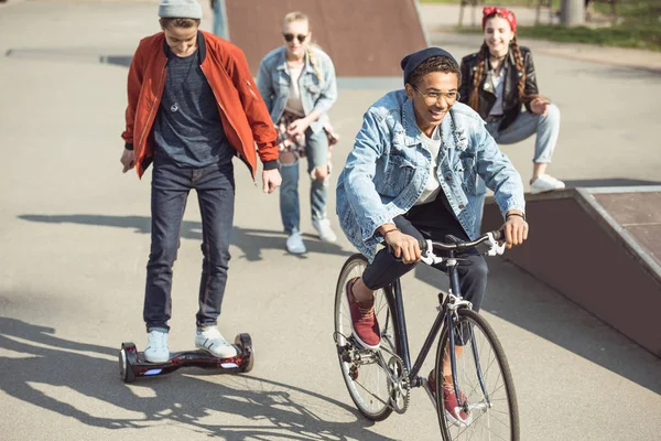 Tonåringar umgås på skateboardpark — Stockfoto