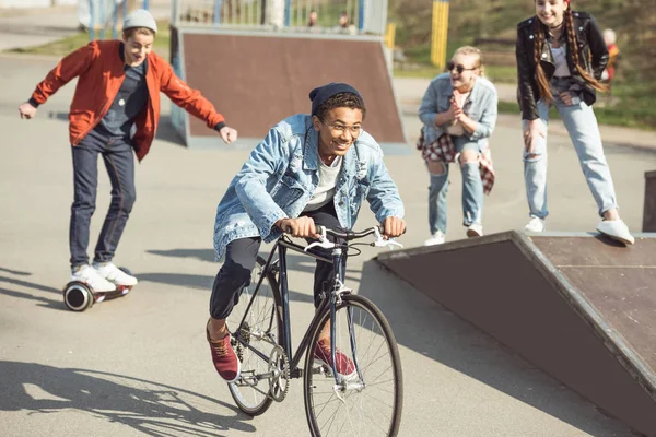 Adolescentes pasar tiempo en el parque de skate — Foto de stock gratis