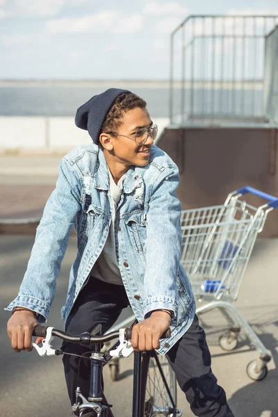 Hipster băiat de echitatie biciclete — Fotografie, imagine de stoc