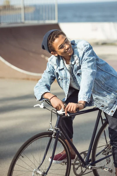 Hipster boy ridning cykel — Stockfoto