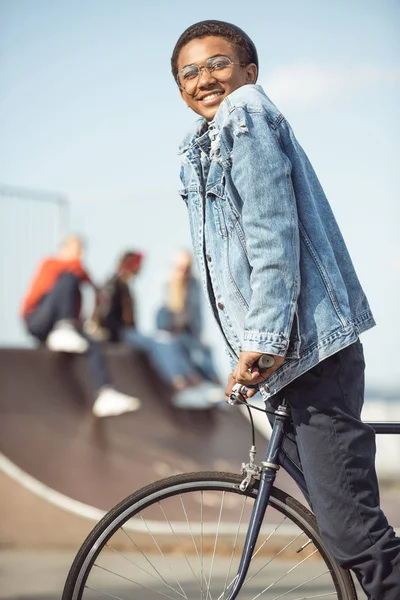 Хипстерский мальчик на велосипеде — стоковое фото