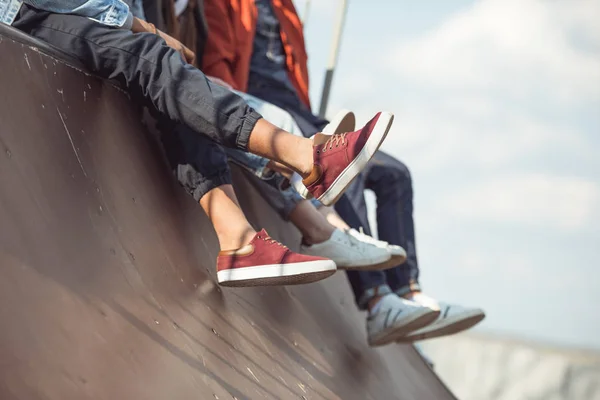 Tonåringar umgås på skateboardpark — Stockfoto