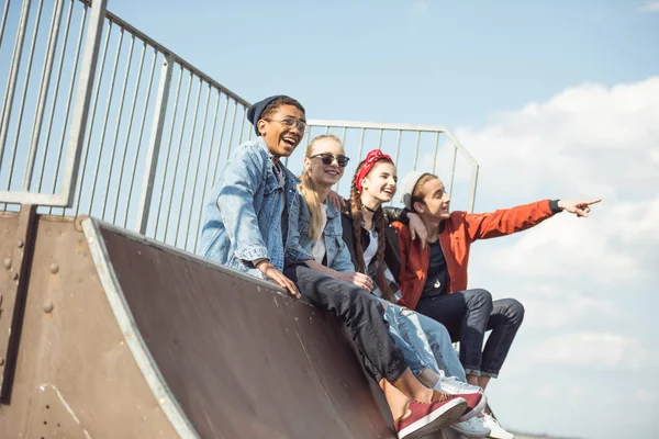 Teenagers spending time at skateboard park — Stock Photo, Image