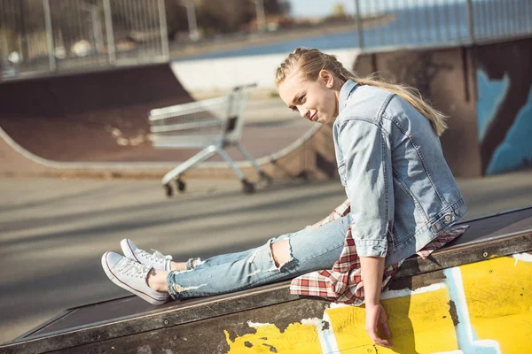 Stijlvolle meisje op skateboard park — Stockfoto