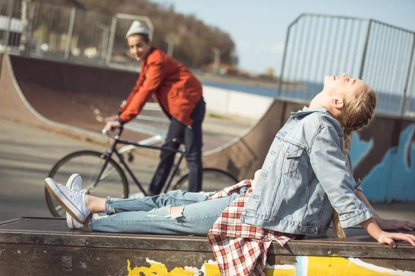 Dívka odpočívající na skateboard park — Stock fotografie