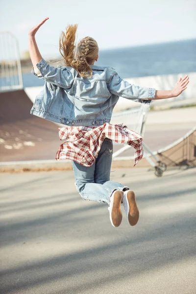 Lány jumping a gördeszka park — Stock Fotó
