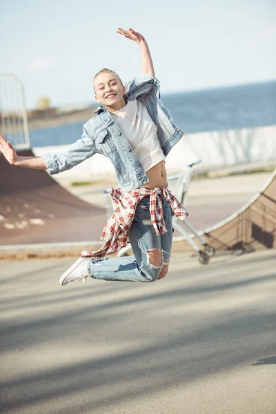 Girl jumping park deskorolka — Zdjęcie stockowe