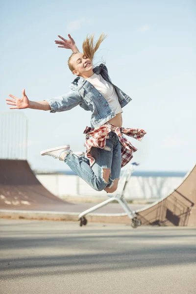 Chica saltando en el parque de skate — Foto de Stock