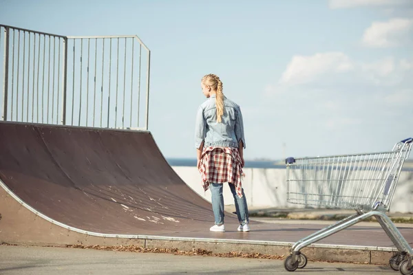 स्केटबोर्ड पार्क में स्टाइलिश लड़की — स्टॉक फ़ोटो, इमेज