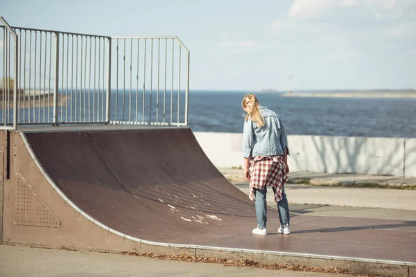 Stijlvolle meisje op skateboard park — Stockfoto