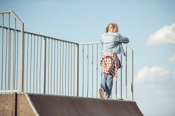 Chica con estilo en el parque de skate — Foto de Stock