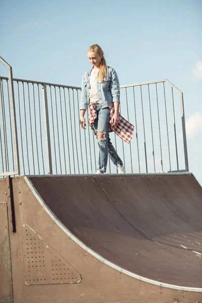 Chica con estilo en el parque de skate — Foto de Stock