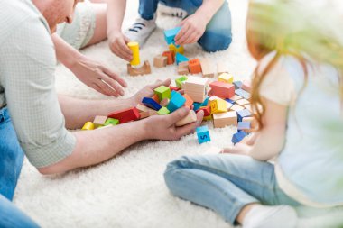 Oluşturucu ile oynarken aile 