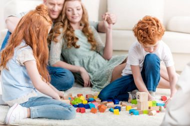 Oluşturucu ile oynarken aile 