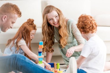 Oluşturucu ile oynarken aile 