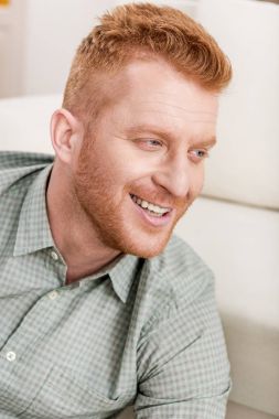 mutlu Kızıl saçlı adam