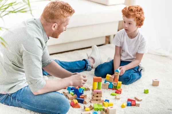 Pai e filho brincando com construtor — Fotografia de Stock
