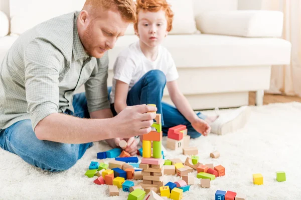 Pai e filho brincando com construtor — Fotografia de Stock