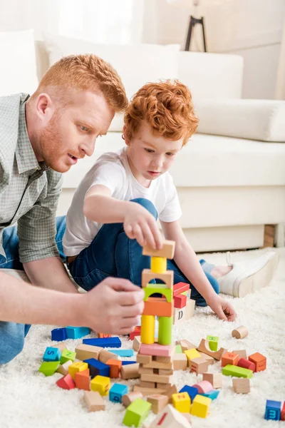 Far och son leker med konstruktören — Stockfoto