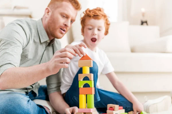 Vader en zoon spelen met constructor — Stockfoto