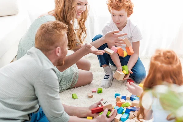 Familj spelar med konstruktören — Stockfoto
