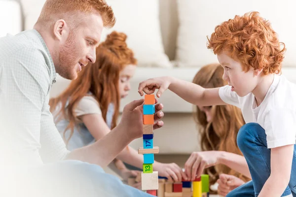 Familie spelen met constructor — Stockfoto