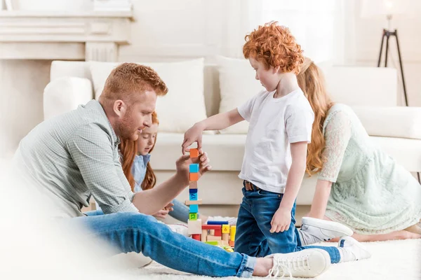 Familie spelen met constructor — Stockfoto