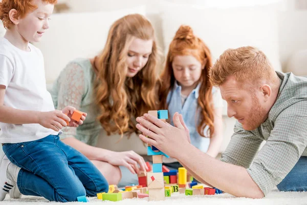 Famiglia che gioca con il costruttore — Foto Stock