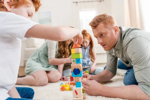Familie spelen met constructor — Stockfoto