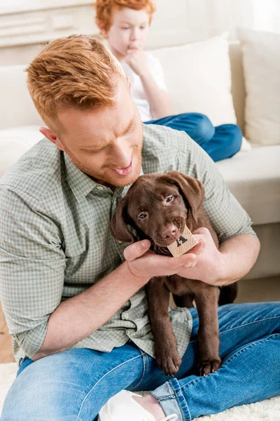 Pria memegang anak anjing — Stok Foto