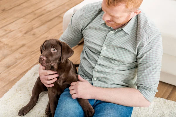 Mies tilalla pentu — kuvapankkivalokuva