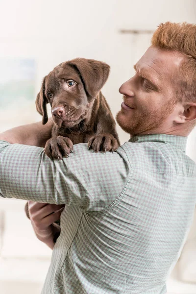 Pria memegang anak anjing — Stok Foto