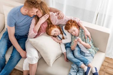 Güzel kızıl saçlı aile 