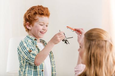 Anne ve Oğul Oynuyor