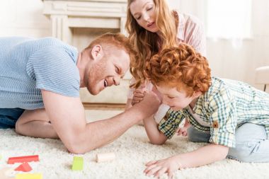 Baba ve oğul bilek güreşi oynama