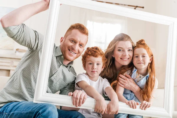 Güzel kızıl saçlı aile — Stok fotoğraf