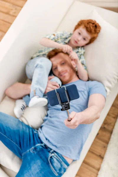 Pai e Filho Tomando Selfie — Fotografia de Stock