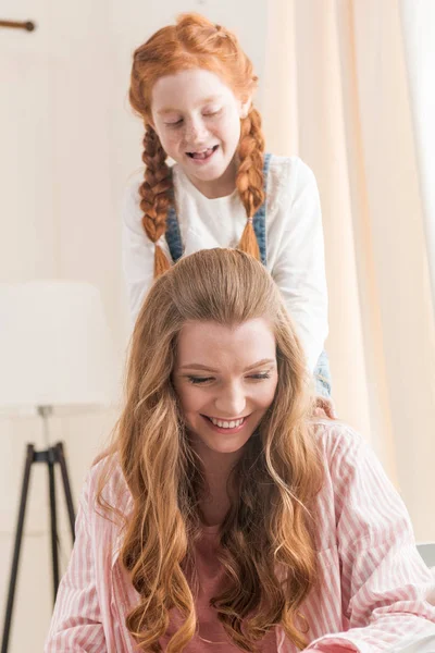 Schöne Mutter und Tochter — Stockfoto