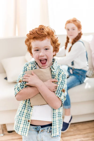 Broers en zussen spelen thuis — Stockfoto